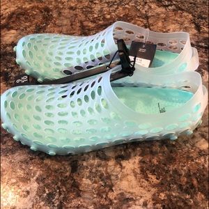 Aqua cage shoes Sz 9/10